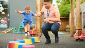 homme en crèche